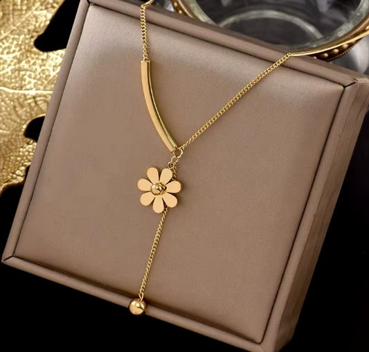 Golden Daisy Necklace – Gargantilla Dorada de Moda con Dije de Margarita.