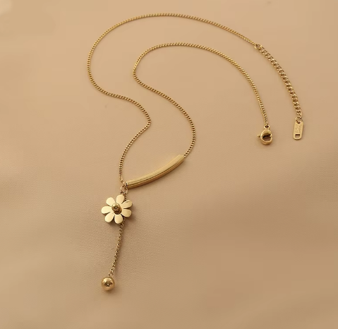 Golden Daisy Necklace – Gargantilla Dorada de Moda con Dije de Margarita.