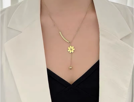 Golden Daisy Necklace – Gargantilla Dorada de Moda con Dije de Margarita.