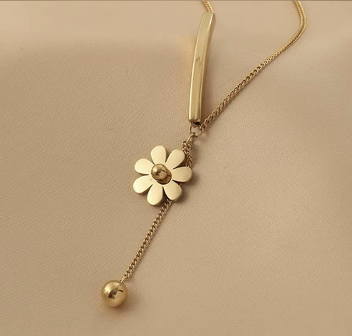 Golden Daisy Necklace – Gargantilla Dorada de Moda con Dije de Margarita.